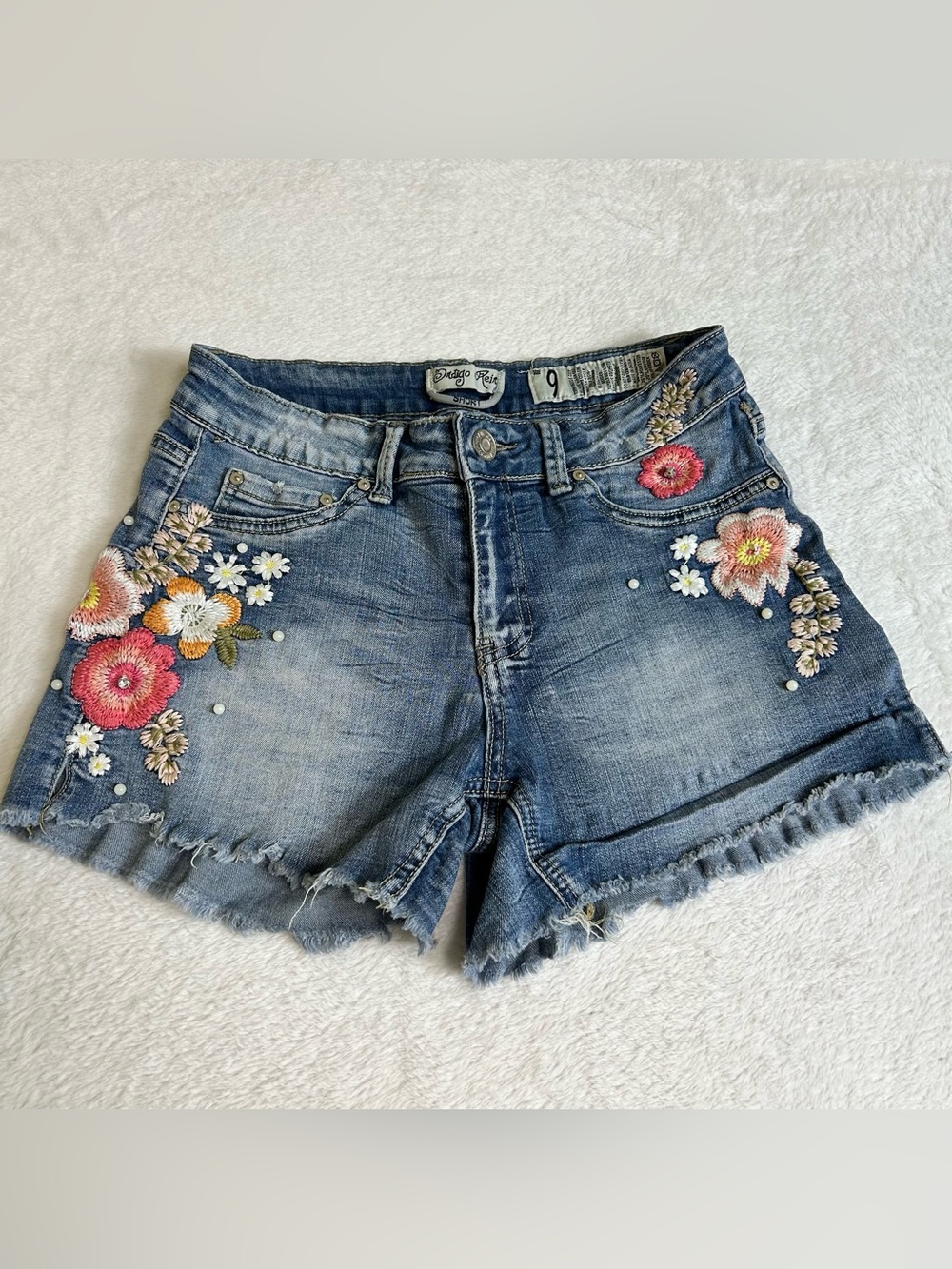 Indigo Rein Women's Shorts Size 9 Blue Denim Embroidered Floral Raw Hem